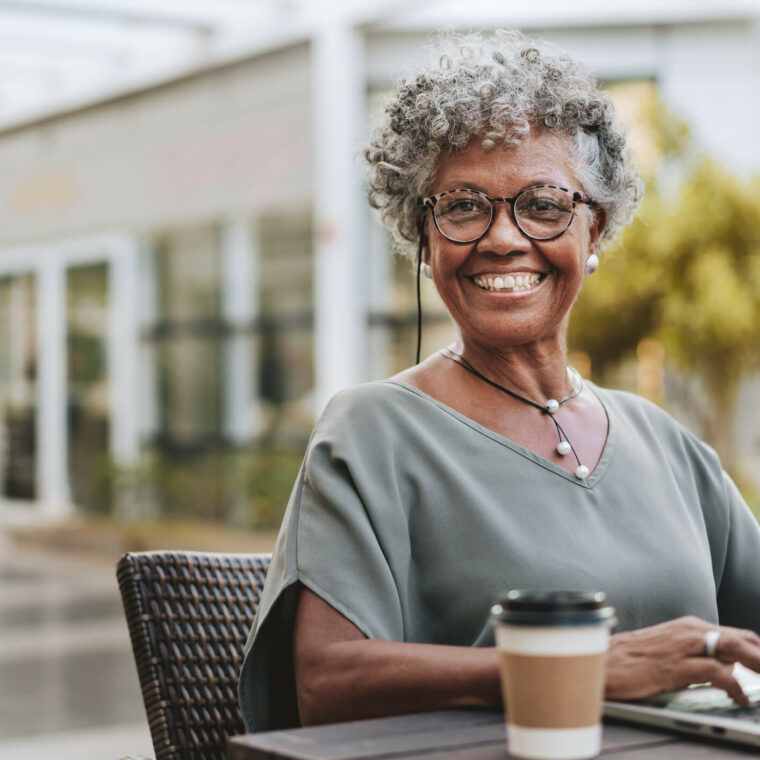 Femme souriante d'age mur sur son ordinateur