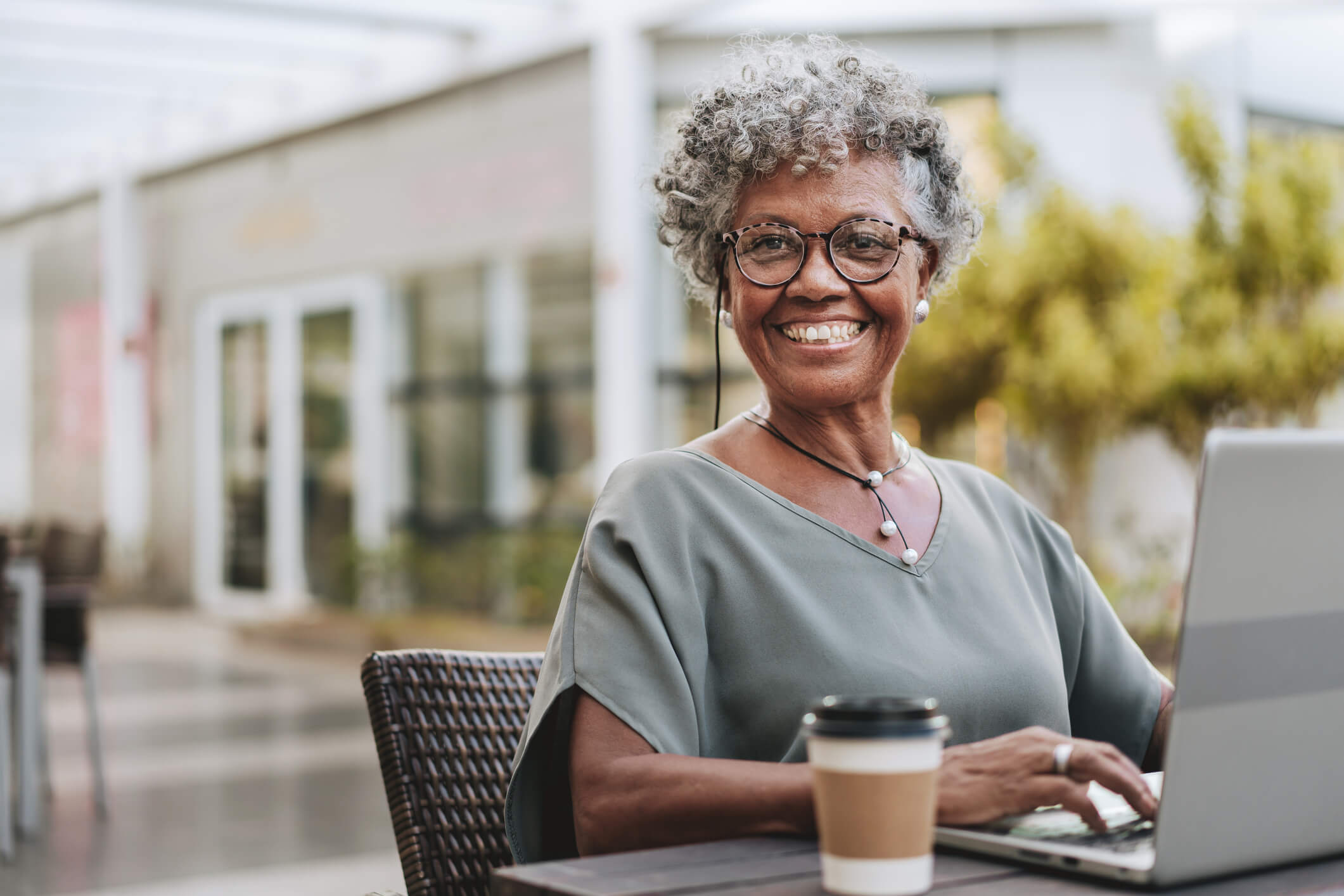 Femme souriante d'age mur sur son ordinateur
